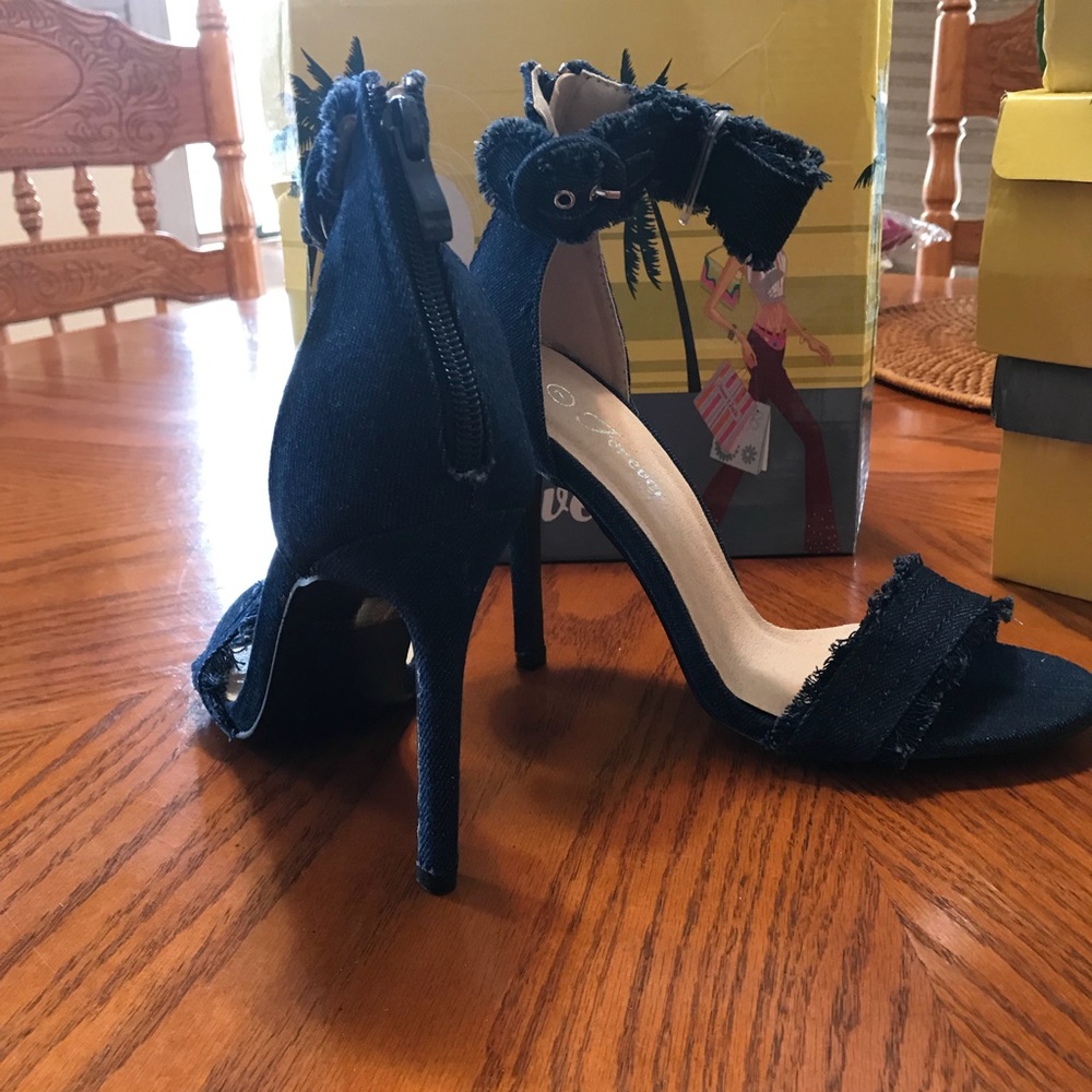 Distressed Denim Sandals Size 6.5 - Picture 4 of 8